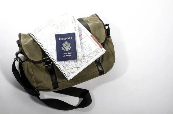 Bolsa de mensajero con pasaporte — Foto de Stock