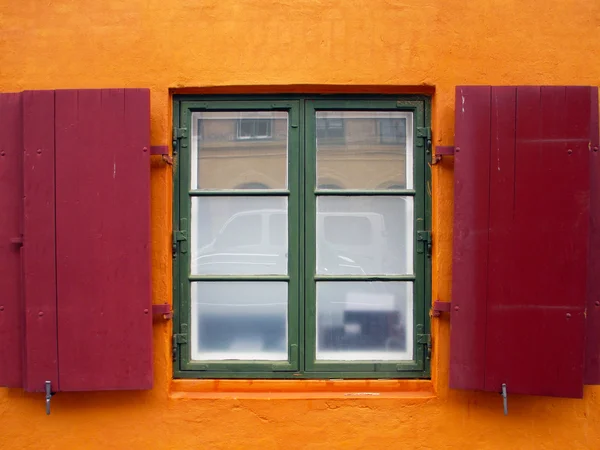 Volets rouges colorés sur une fenêtre . — Photo