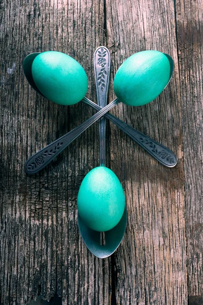 Teal Huevos de Pascua con cucharas — Foto de Stock