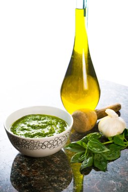 taze fesleğen pesto
