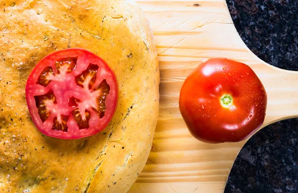 Bochník chleba focaccia s rajčaty. — Stock fotografie