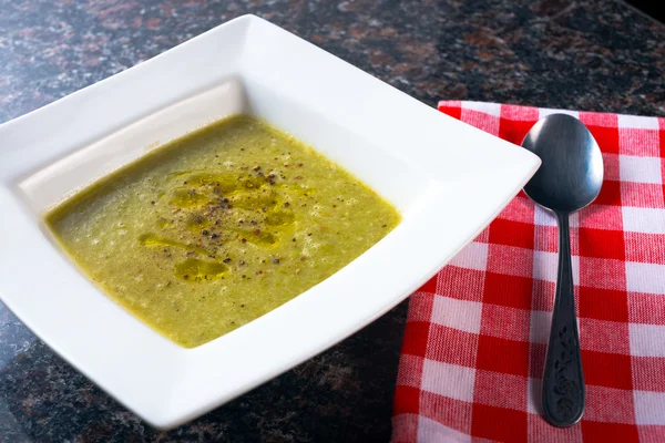 Miska Zielona zupa fasolowa — Zdjęcie stockowe