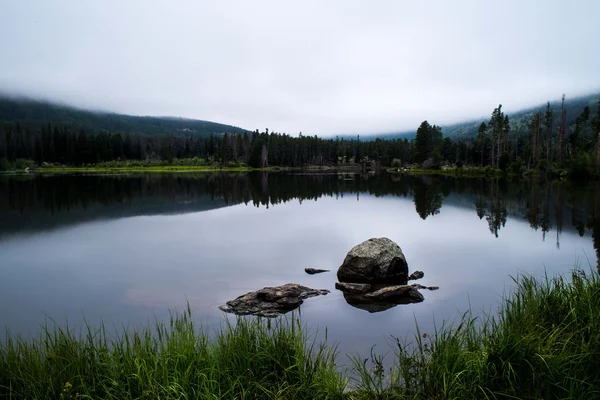 Refleksi pagi di danau — Stok Foto