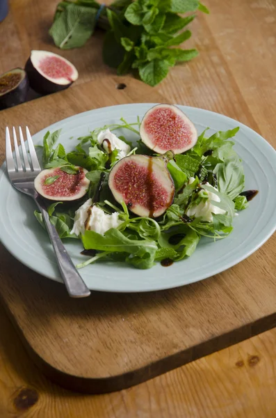 Fig, mozzarella and basil salad — Stock Photo, Image