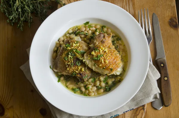 Pollo con habichuelas —  Fotos de Stock