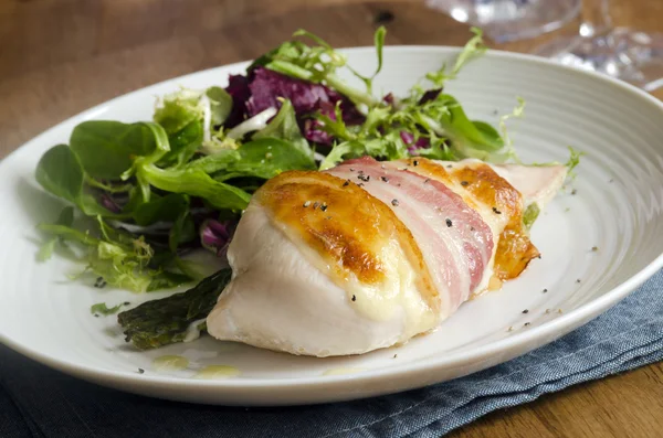 Pollo con ensalada — Foto de Stock