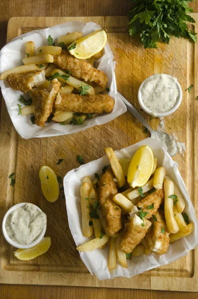 Pescado y patatas fritas — Foto de Stock