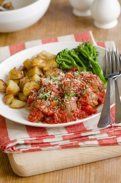 Meatballs with crispy potatoes — Stock Photo, Image