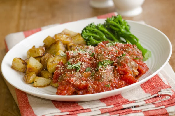 Meatballs with crispy potatoes — Stock Photo, Image