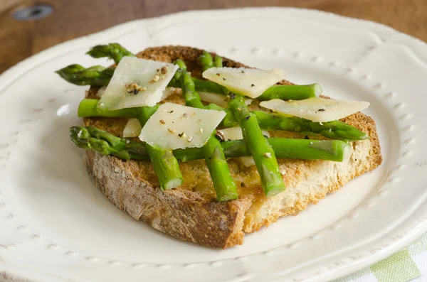 Toast with asparagus — Stock Photo, Image