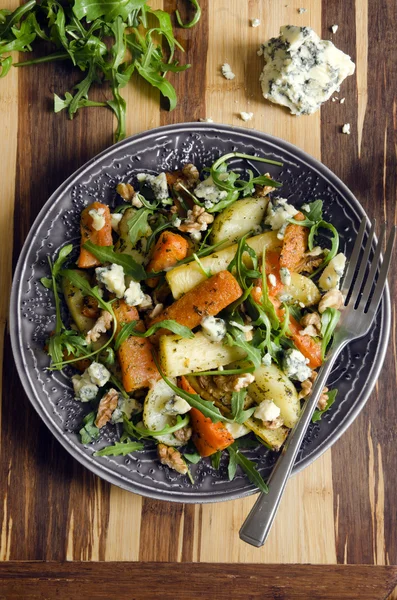 Roasted root and rocket salad — Stock Photo, Image