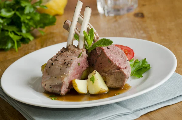 Rack of lamb with gravy and potatoes — Stock Photo, Image