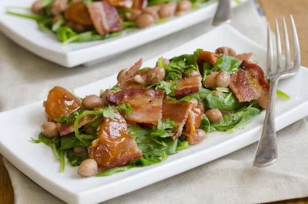 Espinafre, bacon e salada de feijão branco — Fotografia de Stock