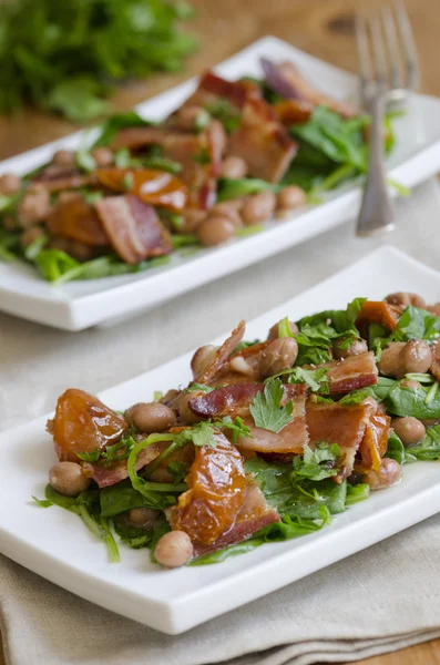 Špenát, slanina a bílá fazolový salát — Stock fotografie
