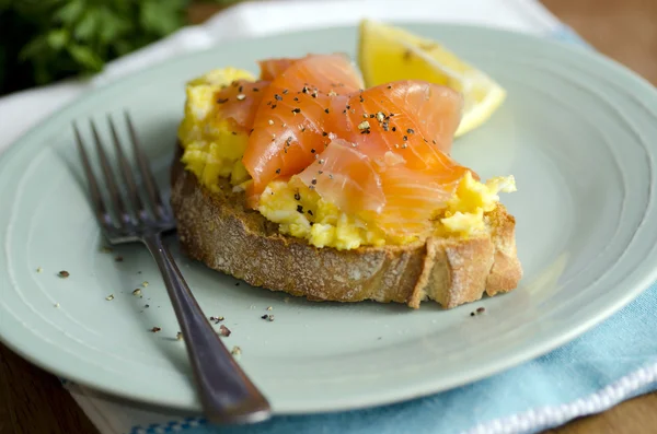 somon füme ve yumurta