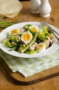 kuşkonmaz ve ton balıklı salata