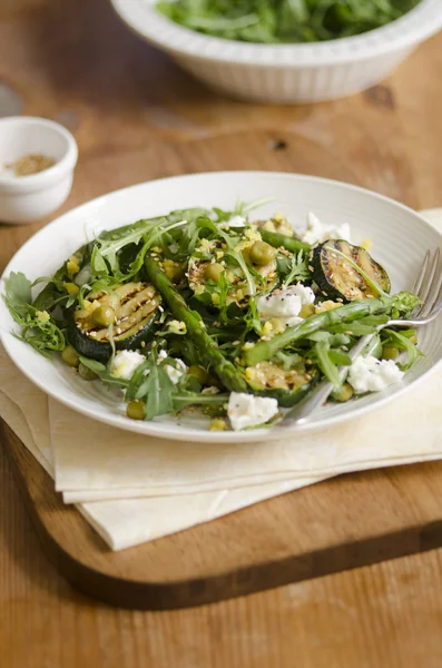 Salada de Courgette e espargos — Fotografia de Stock