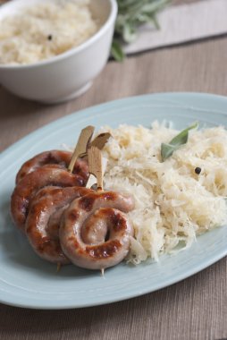 sosisleri lahana turşusu ile