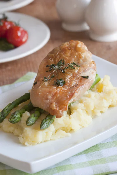 Hühnchen mit Kartoffelpüree — Stockfoto