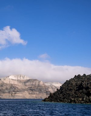 Santorini adasının sıcak volkanik kaynakları. Suda insan yok. Benzersiz doğal spa merkezi.