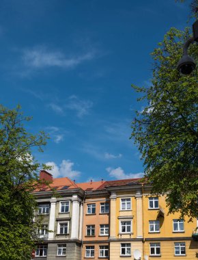 Litvanya 'nın Vilnius şehir merkezinin mimarisi. Modern dış görünüş. Güneşli bir yaz günü. Mavi gökyüzü. Yeşil ağaçlar.