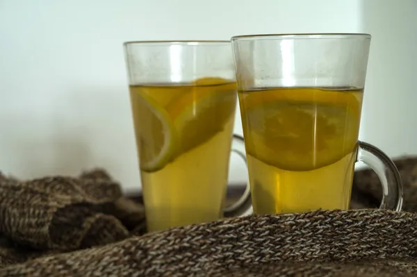 Пара Стаканов Горячим Витамином Зеленый Чай Лимоном Апельсином Здоровые Напитки — стоковое фото