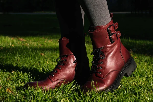 Φθινοπωρινή Μόδα Κοντινό Πλάνο Ποδιών Γρασίδι Βουργουνδίας Δερμάτινα Παπούτσια Βίντατζ — Φωτογραφία Αρχείου