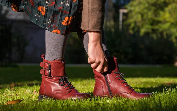 Hand Drar Upp Blixtlåsen Burgundy Läderstövlar Höstens Kvinnliga Mode Grönt — Stockfoto