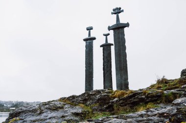Kaya Kılıçları (Sverd i fjell), Madla, Stavanger 'ın Hafrsfjord semtinde bulunan bir anıttır. Norveç 'te bulutlu yağmurlu bir gün.