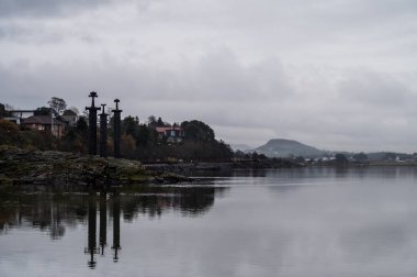 Kaya Kılıçları (Sverd i fjell), Madla, Stavanger 'ın Hafrsfjord semtinde bulunan bir anıttır. Norveç 'te bulutlu yağmurlu bir gün.