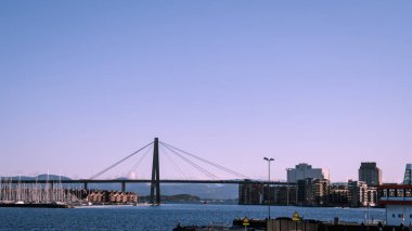 Modern Norveç şehrinin manzaralı bir manzarası. Stavanger 'ın modern mimarisi. Güneşli bir gün. Fiyort üzerinde büyük bir köprü.