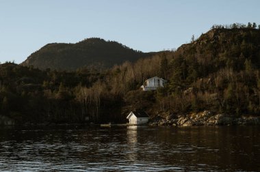 Lusefjord 'daki adanın tepe manzarası. Güneşli bir günde güzel doğa..