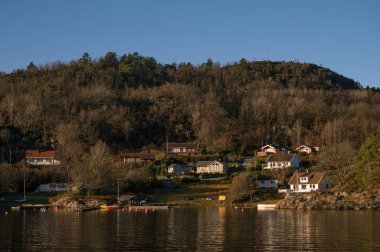 Lusefjord 'daki adanın tepe manzarası. Güneşli bir günde güzel doğa..