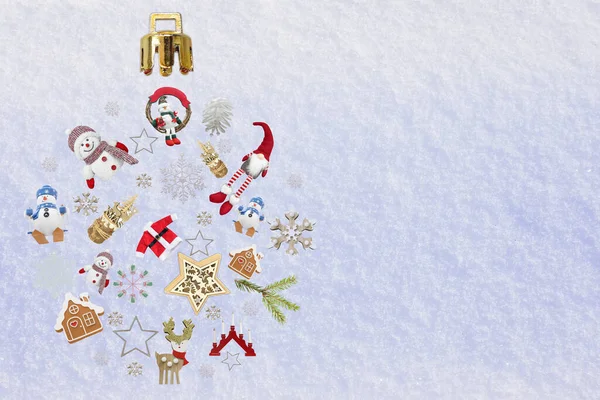 Ivır zıvırdan, yıldızlardan, kardan adamdan, Noel Baba 'dan, kar tanelerinden, Noel ağacı oyuncaklarından, kar altında geleneksel Noel figürlerinden oluşan yaratıcı bir Noel balosu. Yeni yıl tebrik kartı konsepti. Üst görünüm.