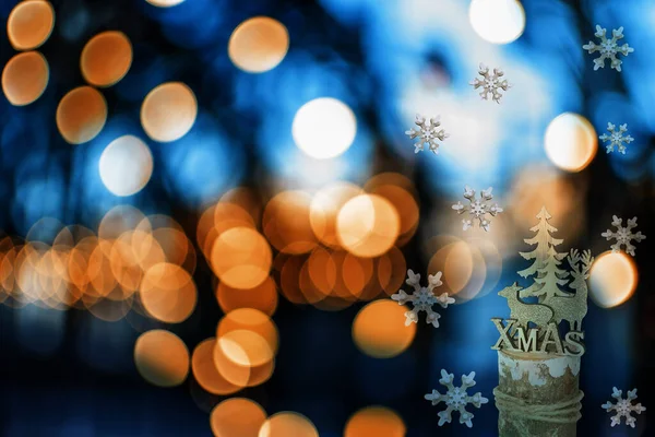 Bulanık arkaplanda Noel ögeleri.