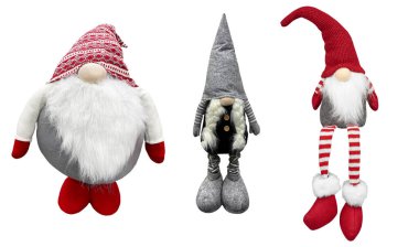 Kırmızı ve gri şapkalı, sakallı üç Noel cücesi. Noel Tekstil Oyuncakları