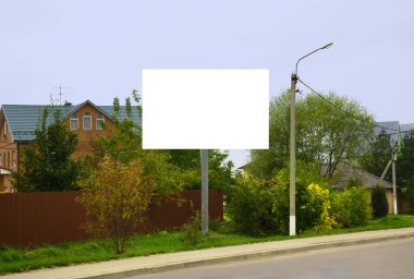 Yazın mavi gökyüzü arka planında beyaz boş ilan panosu. Boş, sokaktaki yatay sokak afişlerinin maketi. Sokak reklamı. Boşluğu kopyala. 