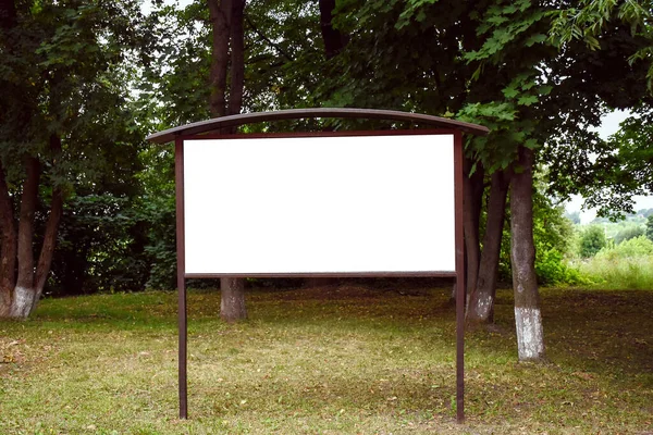 Bilgi tahtası. Parktaki boş tabela tahtası. Reklam. Parktaki boş reklam panosunun telif alanı resmi