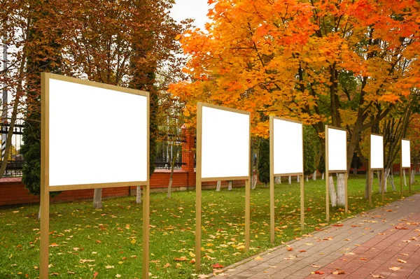 Lege Reclameborden Tegen Achtergrond Van Herfstbomen Lay Outs Een Prachtige — Stockfoto