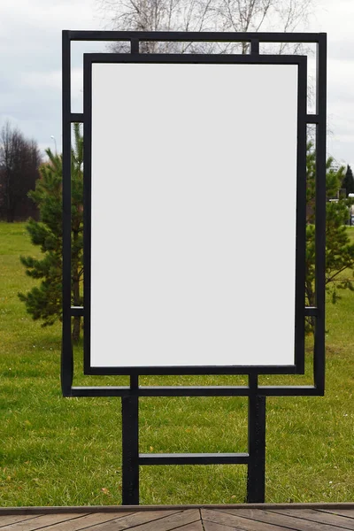 Boşluk, yazın parkta dikey ilan panosu afişi gibi duruyor. Reklam. Boşluğu kopyala.