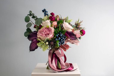 Düğün düzenlemesi. Düğün çiçekleri yakın plan. Güllerin, çiçeklerin ve süs bitkilerinin dekorasyonu, yakın plan, seçici odaklanma, hiç kimse, nesneler. Pankart için renkli çiçeklerden oluşan lüks bir buket.