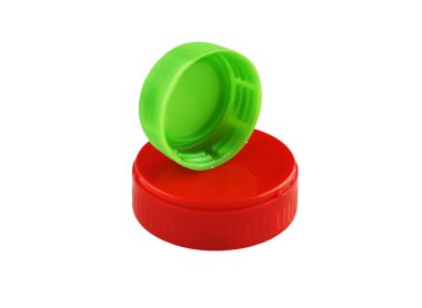 Beyaz arka planda 2 plastik kapak izole edildi. Plastik şişe kapağı yeşil ve kırmızı. Geri dönüşüm. tekrar kullan. Reddet. 