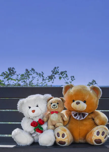 Uma Família Ursos Pelúcia Senta Banco Dia Verão Uma Foto — Fotografia de Stock