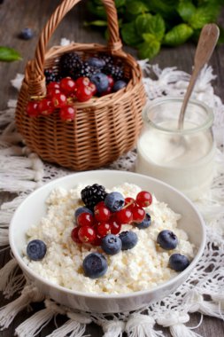 süzme peynir çilek ile