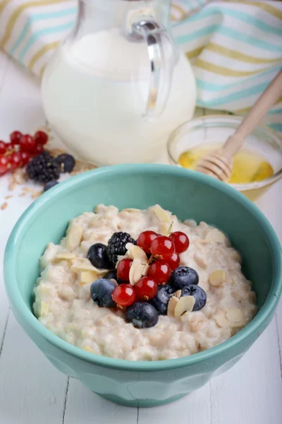 Porridge with berries and nuts — Stock Photo, Image