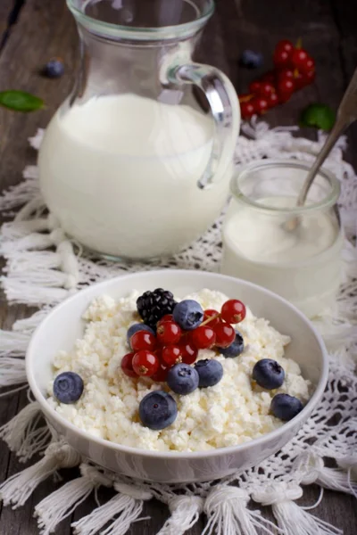 Cottage cheese with berries — Stock Photo, Image