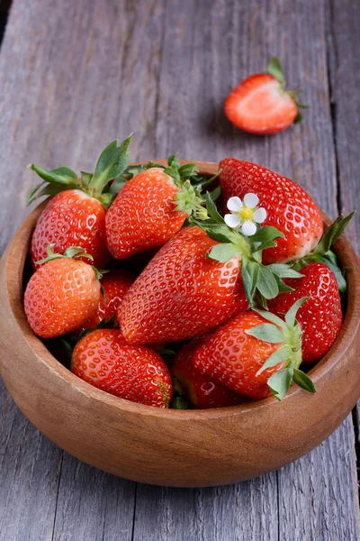 草莓放在木碗里 — 图库照片