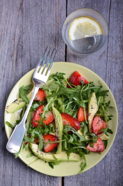haşhaş tohumu soslu avakado, çilek ve Roka Salatası