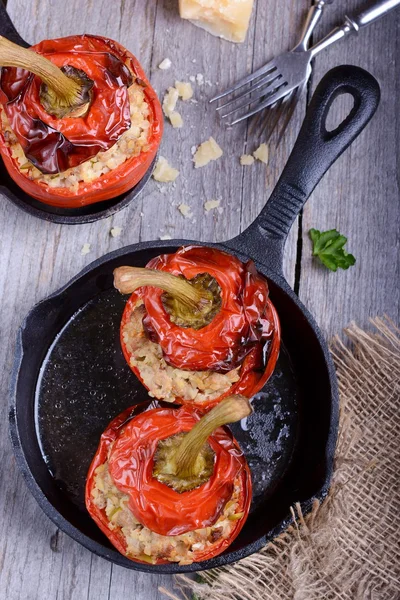 Pimentos vermelhos recheados com bulgur e carne — Fotografia de Stock