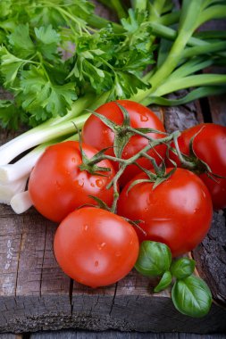 otlar ile olgun domates